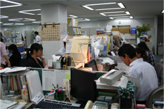 明るい編集部。ただしビルの管理上22時退社がきまりだとか