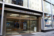 日銀の隣にある伝統ある出版社だ
