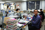 編集長のデスクは販売部のなかにある